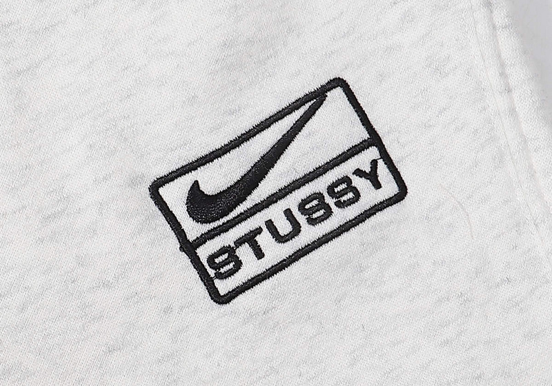 Светло-серые штаны Stussy Nike с логотипом брендов