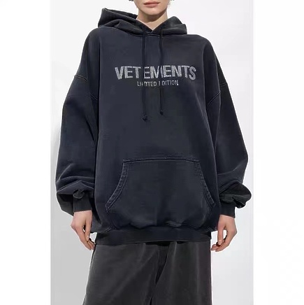 Черное худи VETEMENTS с логотипом из страз и карманом