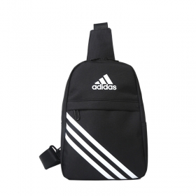 Чёрная сумка через плечо бренда Adidas с белыми косыми полосками