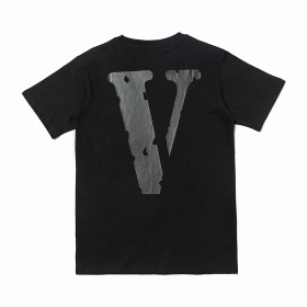 Чёрная футболка VLONE с серым логотипом и принтом