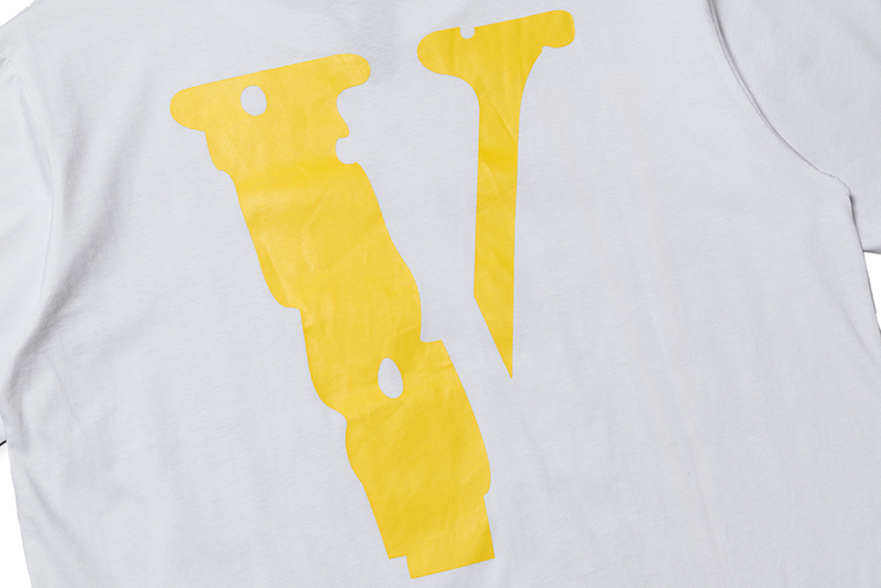 Белая футболка VLONE с жёлтым логотипом и принтом