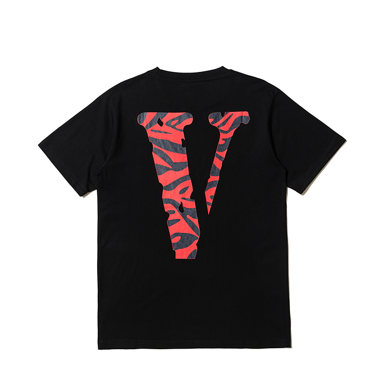 Чёрная футболка VLONE с красно-серым логотипом и принтом