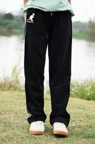 Чёрные штаны от бренда Kangol с вертикальными полосками сбоку