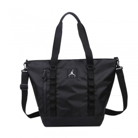 Чёрная дорожная сумка на молнии Air Jordan с логотипом