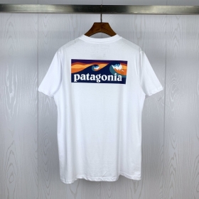 Белая футболка Patagonia c разноцветным принтом на спине