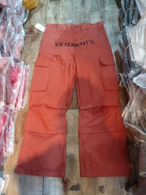 Штаны карго VETEMENTS красного цвета с большими карманами