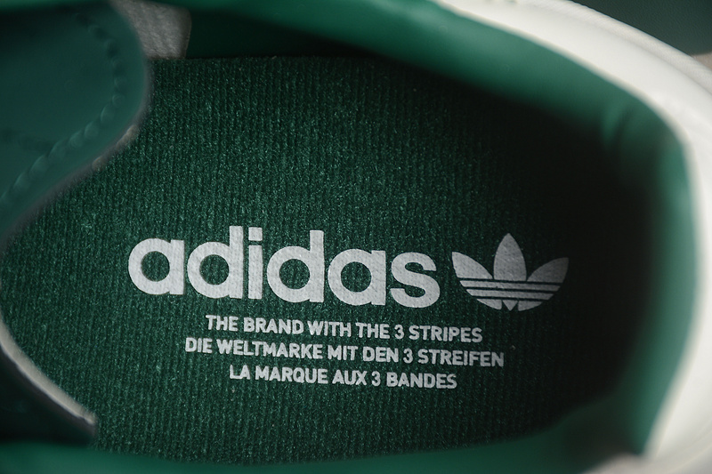Стильные зелёные кроссовки Adidas Samba с замшевым носком комфортные