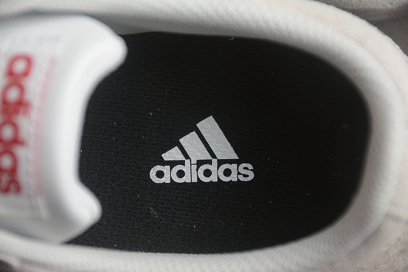 Замшевые низкие кроссовки Adidas Samba с тёмной подошвой светло-серые