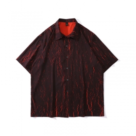 Черная рубашка бренда TKPA с коротким рукавом и красным принтом