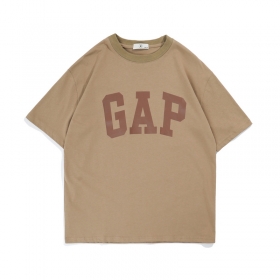Брендовая футболка выполнена в бежевом цвете от бренда GAP