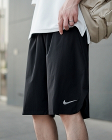 Легкие стильные шорты от бренда Nike в черном цвете
