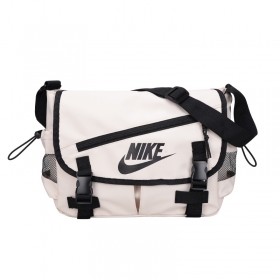 Молочная сумка через плечо с логотипом от бренда Nike 