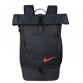 Вместительный чёрный рюкзак Nike с красным логотипом