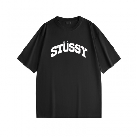 С надписью бренда STUSSY футболка в черном цвете
