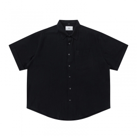Прямого кроя рубашка с карманом AMI выполнена в черном цвете