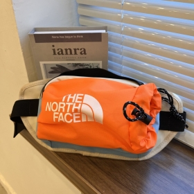 Стильная сумка бренда The North Face с оранжевым накладным карманом