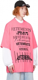 Розовая футболка с надписями на груди от бренда Vetements