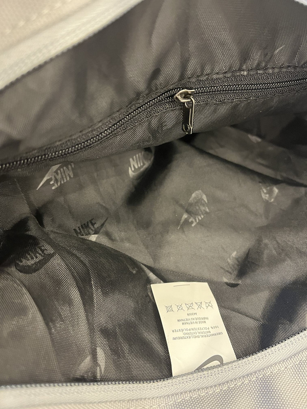 Чёрная сумка-шоппер фирмы Nike с внутренним карманом на молнии