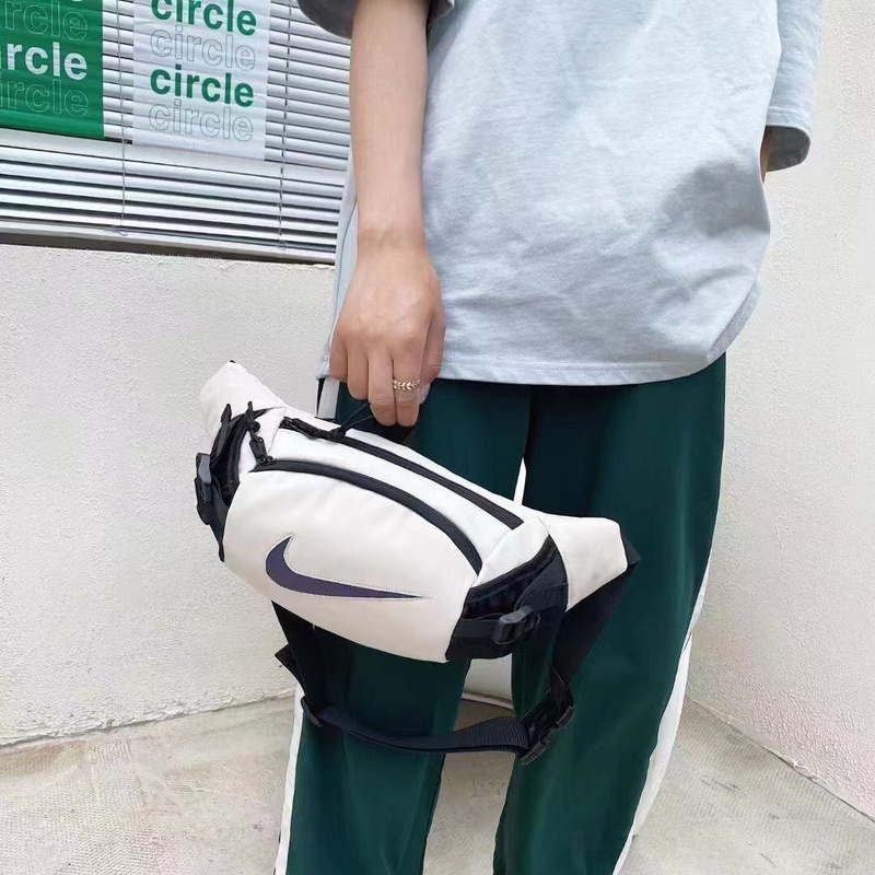 Вместительная сумка-банан Nike белого цвета через плечо
