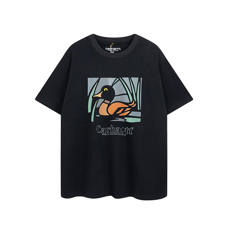 Черная футболка бренда Carhartt с фирменным принтом "утка"