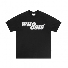 Чёрная футболка SSB с белой надписью Who Osis на груди