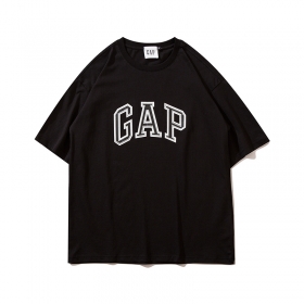 Футболка черного цвета GAP с брендовым белым лого спереди