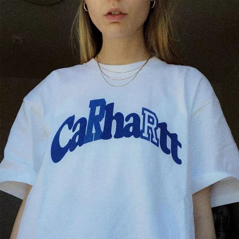 Белая футболка от бренда Carhartt с синим принтом на груди