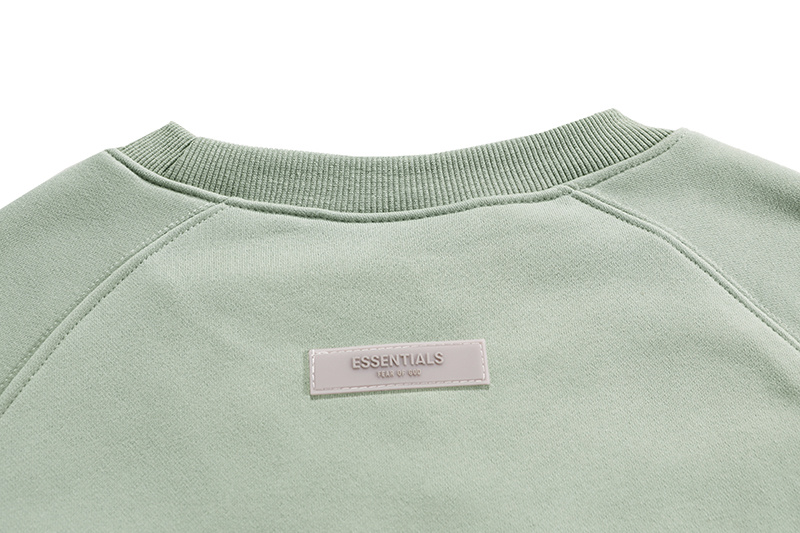 Оливковый свитшот от бренда essentials с фирменным логотипом на груди