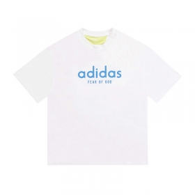 Футболка Adidas белого цвета с фирменной лилией и брендовым лого