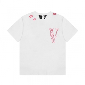 VLONE белого цвета футболка с печатью "V" в виде следов от помады