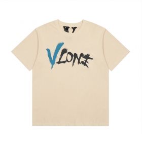 Модная бежевая футболка от бренда VLONE С большим силуэтом "V"