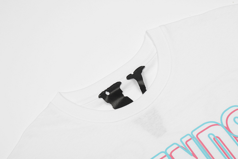 Мягка хлопковая футболка с надписью на груди от бренда VLONE белая