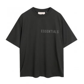 Черная футболка Essentials с брендовым логотипом спереди