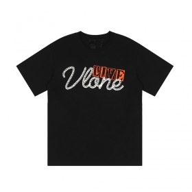 Чёрная футболка с логотипом VLONE выполнена из натурального хлопка