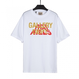 Белого цвета футболка GALLERY DEPT с красно-золотой надписью