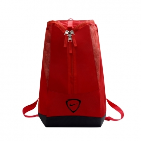 Стильный красный рюкзак Nike выполнен из 100% нейлона