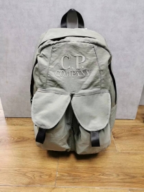 Рюкзак C.P.COMPANY выполненный в сером цвете с нашитыми карманами
