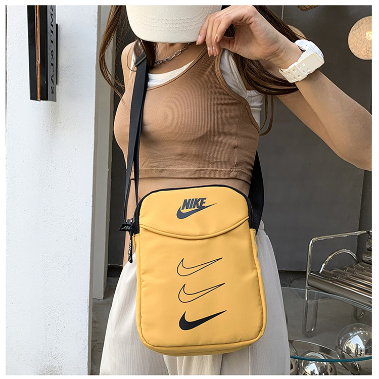 Nike оранжевая сумка-барсетка через плечо выполнена из нейлона   
