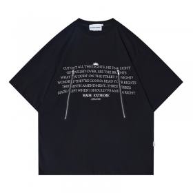 Черная футболка бренда MADEEXTREME с надписью и молниями