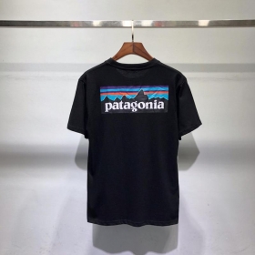 Чёрная футболка Patagonia c фирменным принтом-лого на спине