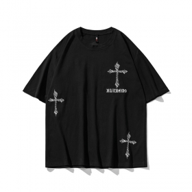 Чёрная футболка TCL с белыми узорами крестов на груди и спине