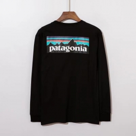 Чёрный классический лонгслив Patagonia c фирменным принтом на спине