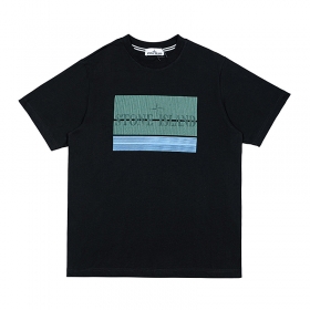 Чёрного-цвета хлопковая прямого фасона футболка от бренда Stone Island