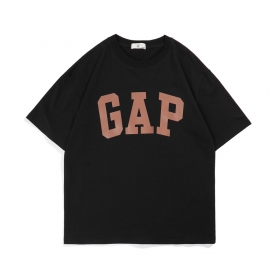 GAP футболка выполнена в черном цвете с напечатанным принтом