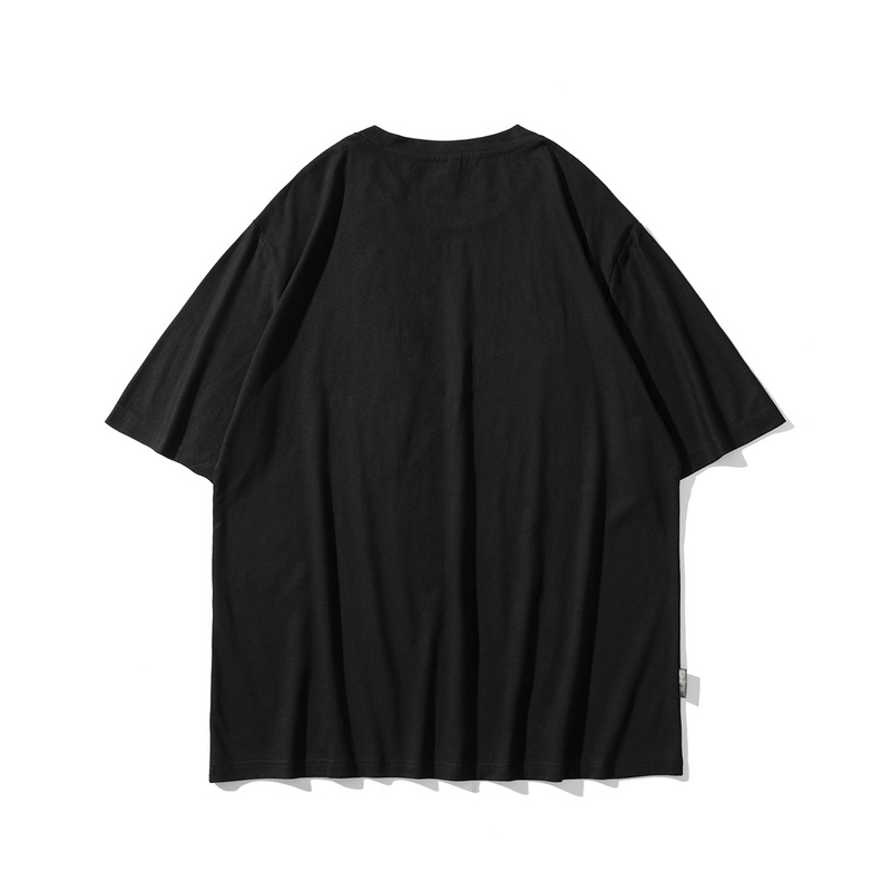 Чёрная футболка TCL с разноцветным принтом в стиле Аниме спереди