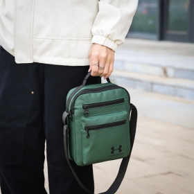 UNDER ARMOUR сумка с карманами на молнии в темно-зеленом цвете