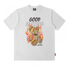 Белая с принтом мишка в огне от бренда MAXWDF хлопковая футболка