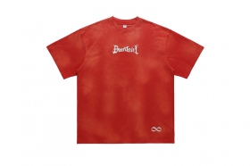 Красная стильная футболка с буквенной фактурной надписью
