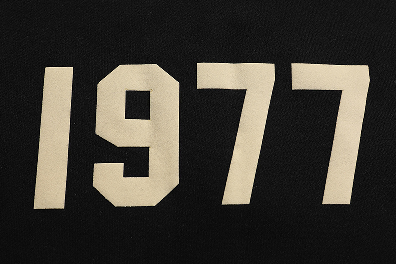 Черное худи essentials с бежевыми цифрами "1977" на груди