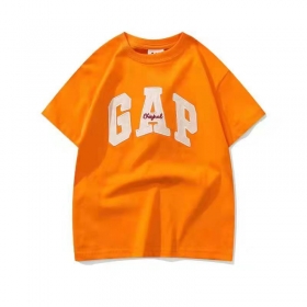 Оранжевая футболка GAP с бежевым логотипом на груди